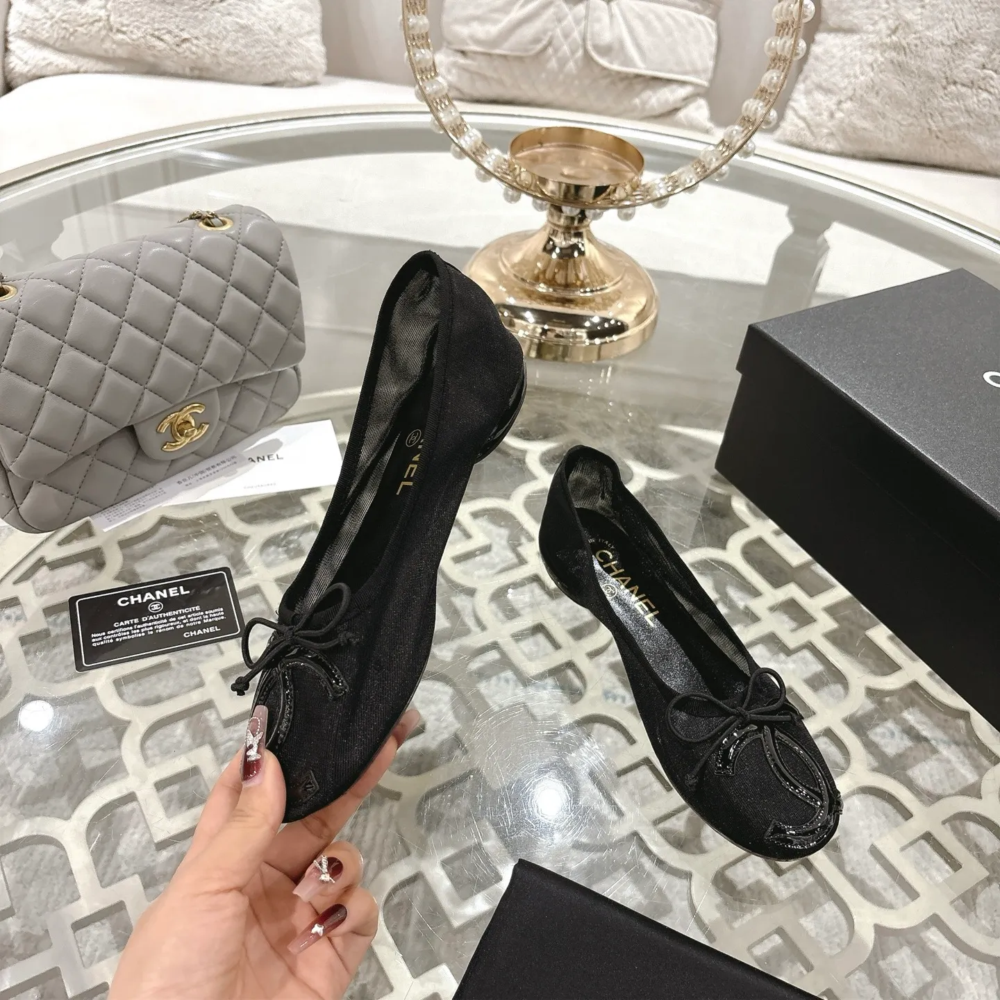 👟👟Ex-factory price 520👟👟 Mesh [purchase-level quality] CHANEL Xiaoxiang 25/A new summer bow-tie shoes 💃 This pair of "dancing shoes" is really breathtakingly beautiful! Made of cowhide fabric + exquisite electric embroidery, every detail exudes a sense of high-end ~ classic bow design, Italian genuine leather sole, comfortable and elegant on the feet, a perfect must-have for fairies!  🌟 All counters are from the same source! All materials are customized according to the original 1:1, and are developed and patterned from genuine products. The quality is absolutely assured ~ a classic that must be bought every year, a versatile artifact that looks great whether paired with skirts or jeans!  💖 The perfect finishing touch for summer outfits, sisters, just do it! 👉 Fabric: Imported sheepskin Lining: Imported sheepskin Outsole: Private molded outsole Size: 35-40